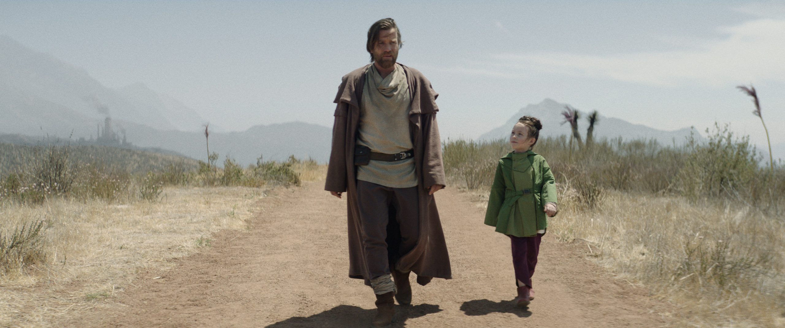 (LR): Obi-Wan Kenobi (Ewan McGregor) e Princesa Leia Organa (Vivien Lyra Blair) em OBI-WAN KENOBI da Lucasfilm, exclusivamente no Disney+. © 2022 Lucasfilm Ltd. Todos os direitos reservados.