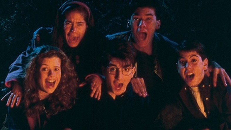 A cast of kids screaming in Are You Afraid of the Dark