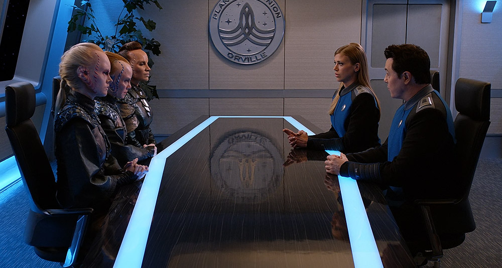 Mercer and Grayson talk with the Janisi in The Orville