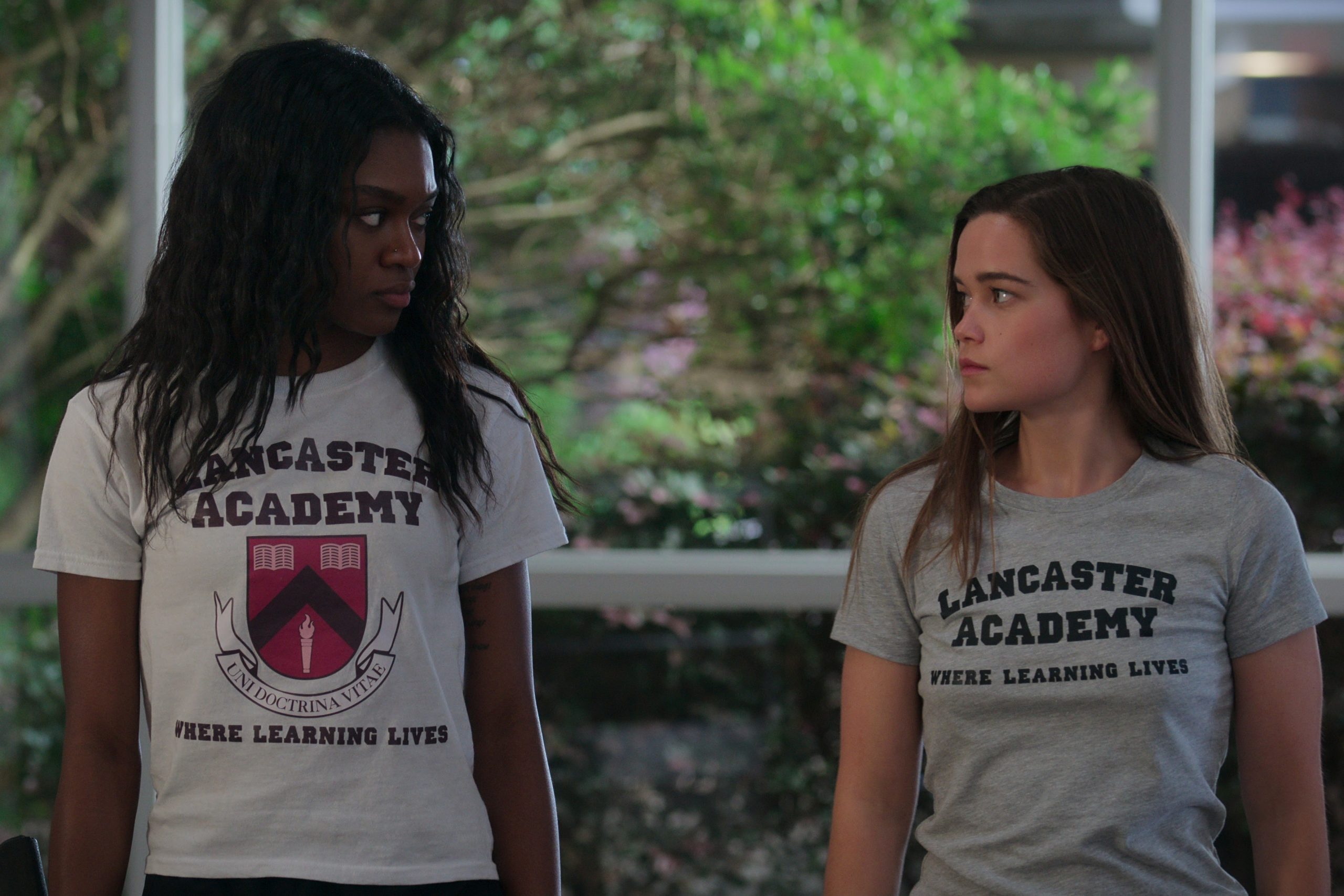 Fonte: First Kill. (da esquerda para a direita) Imani Lewis como Calliope, Sarah Catherine Hook como Juliette no episódio 105 de First Kill. Cr. Cortesia da Netflix © 2022