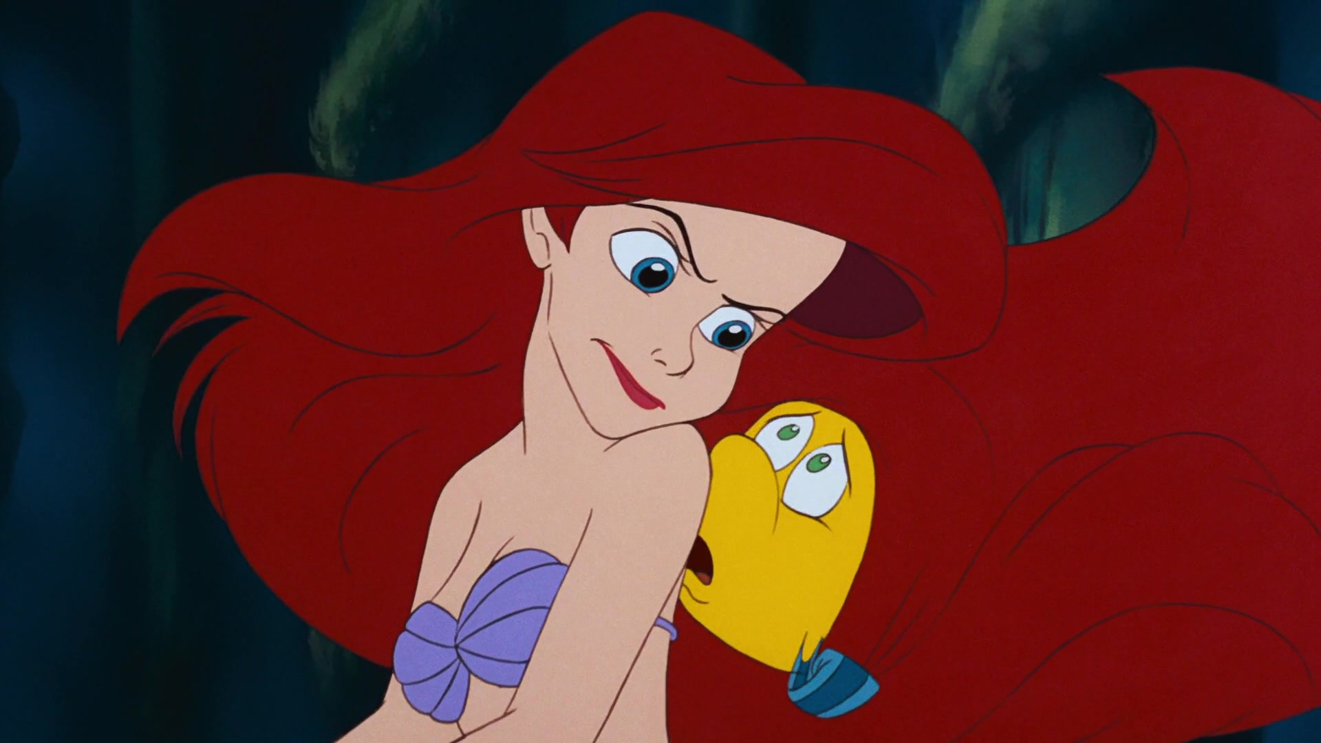 Ariel (Jodi Benson) não se diverte com a covardia de Linguado (Jason Marin) em A Pequena Sereia (1989), Disney