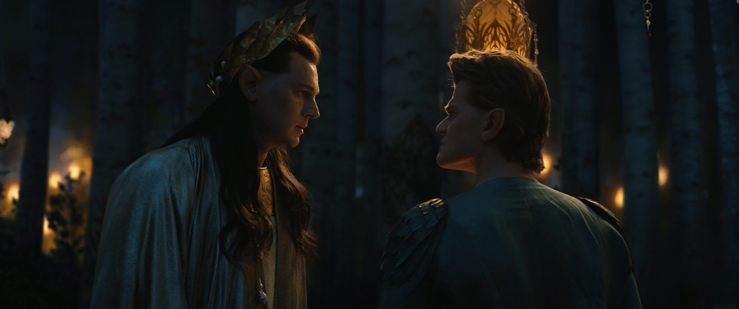 Benjamin Walker como Rei Supremo Gil-galad e Robert Aramayo como Elrond em O Senhor dos Anéis: Os Anéis de Poder