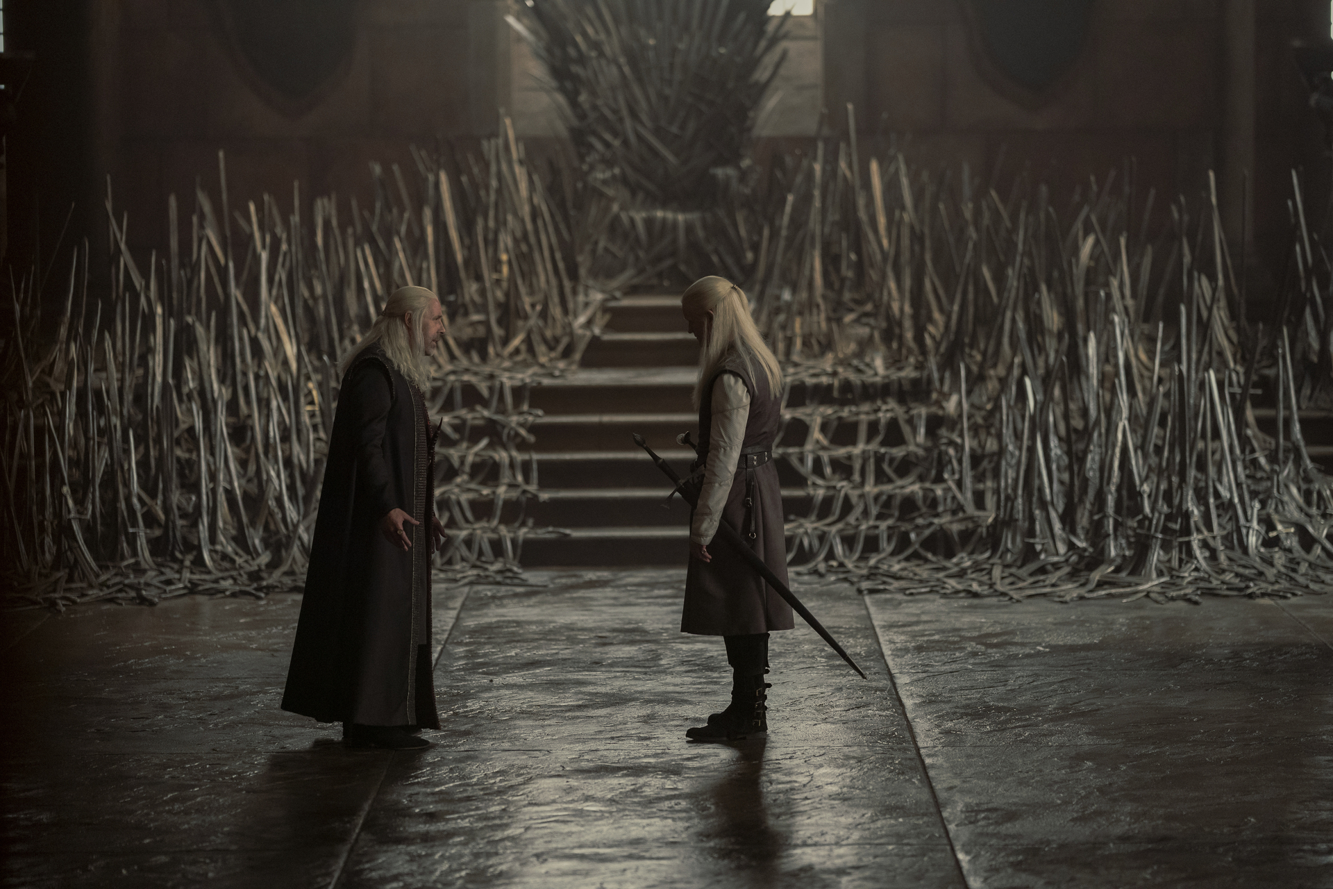 Paddy Considine como Rei Viserys Targaryen e Matt Smith como Príncipe Daemon Targaryen em House of the Dragon