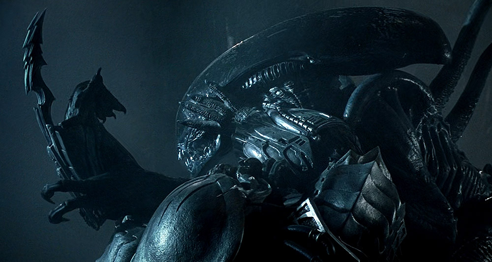 A xenomorph and a Predator battle in Alien Vs. Predator, 20th Century Fox