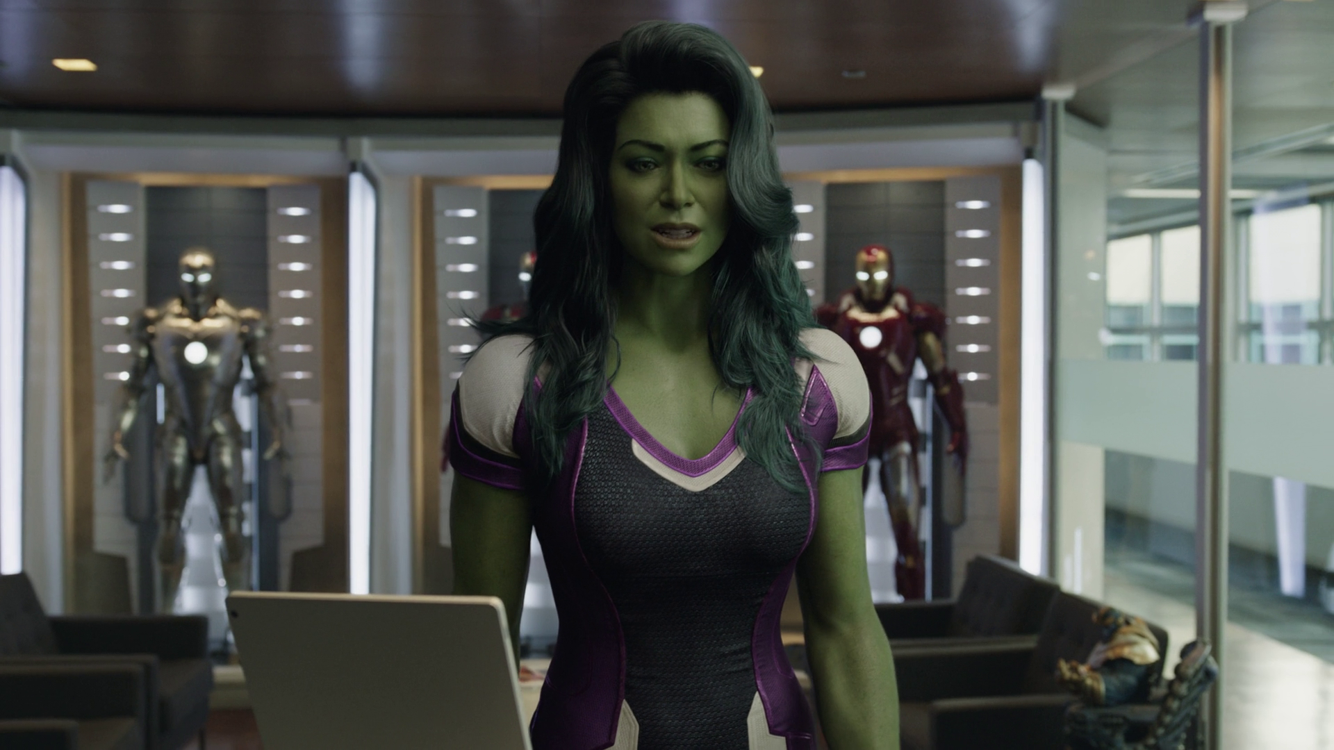 She-Hulk (Tatiana Maslany) quebra a quarta parede e faz uma visita aos estúdios da Marvel do mundo real em She-Hulk: Attorney at Law, temporada 1, episódio 9 “De quem é esse programa?” (2022), Marvel Entertainment via Disney Plus