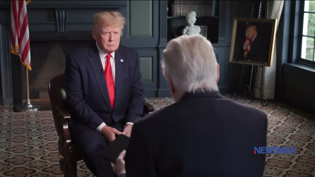 Jon Voight นั่งคุยกับอดีตประธานาธิบดี Donald Trump (ก.ย. 2022) ผ่าน Newsmax, YouTube 
