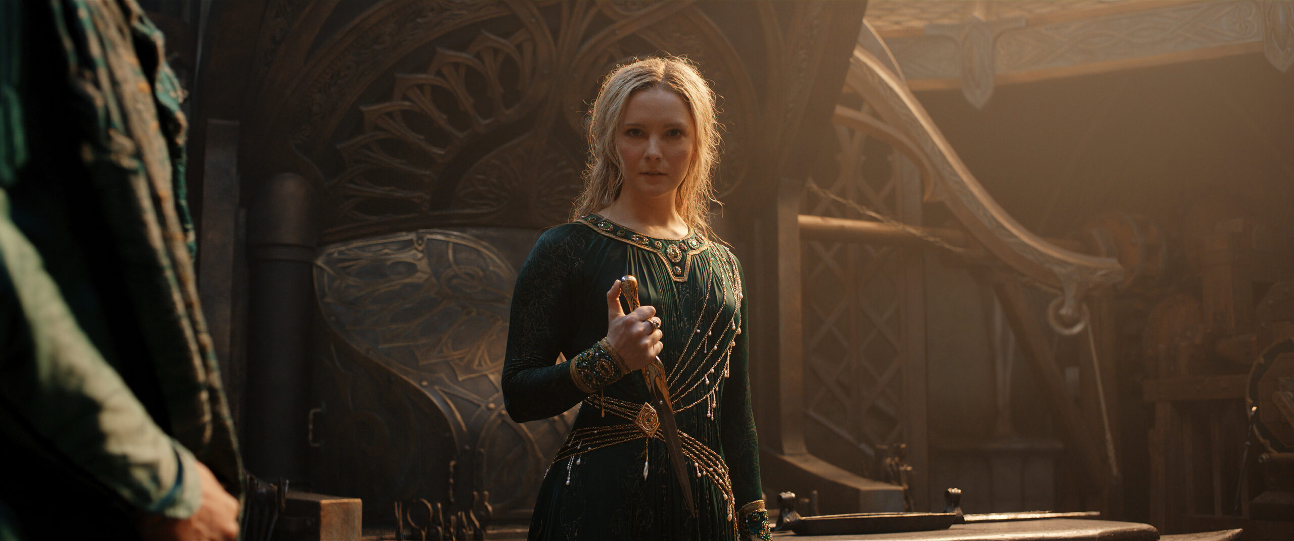 Morfydd Clark como Galadriel em O Senhor do Anel: Os Anéis do Poder