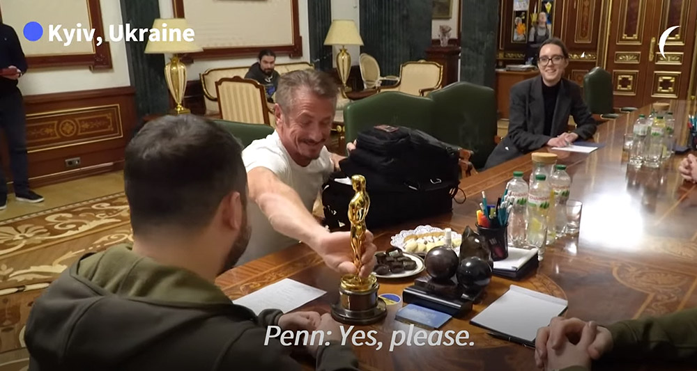 Sean Penn lends his Oscar statuette to Ukrainian President Volodymyr Zelensky, AFP News Agency YouTube channel