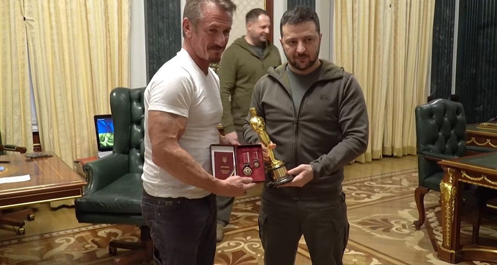 Sean Penn lends his Oscar statuette to Ukrainian President Volodymyr Zelensky, AFP News Agency YouTube channel