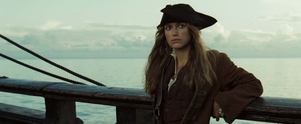Elizabeth Swann (Keira Knightley) planeja seu próximo passo em Piratas do Caribe: O Baú da Morte (2006).