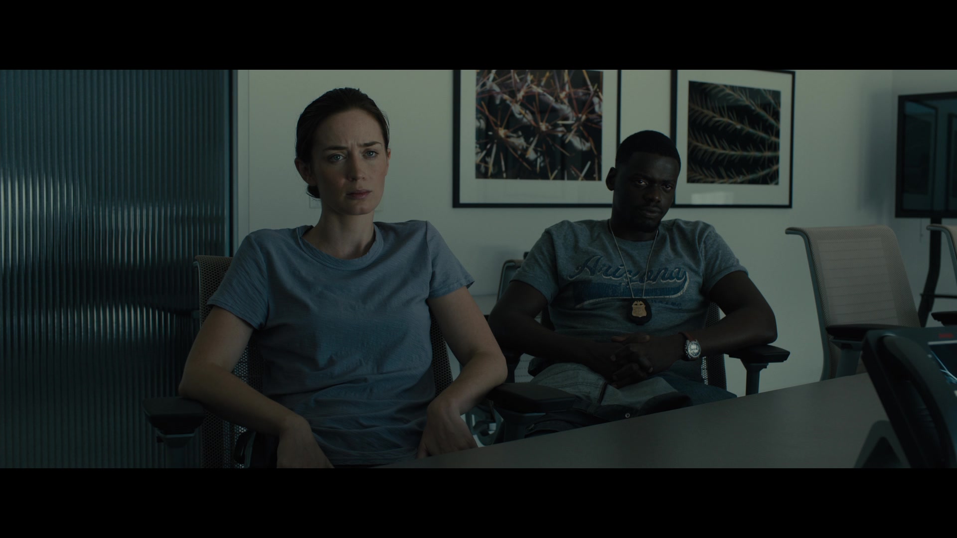 Kate Mercer (Emily Blunt) and Reggie Wayne (Daniel Kaluuya) talks tactics with the FBI in Sicario (2015)