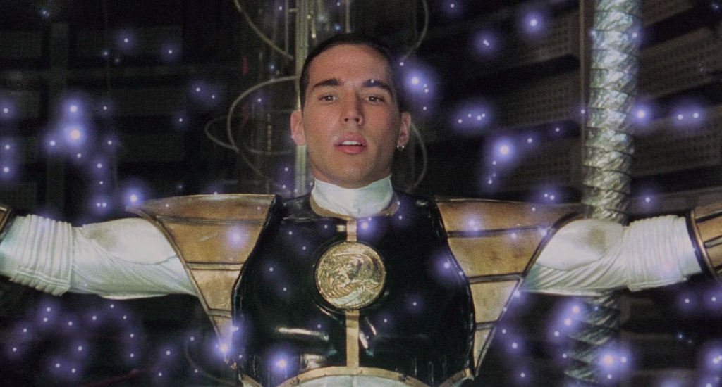 Tommy (Jason David Frank) se junta aos outros Rangers para dar sua força vital para reviver Zordon em Mighty Morphin Power Rangers: The Movie (1995), Saban Entertainment via Blu-ray