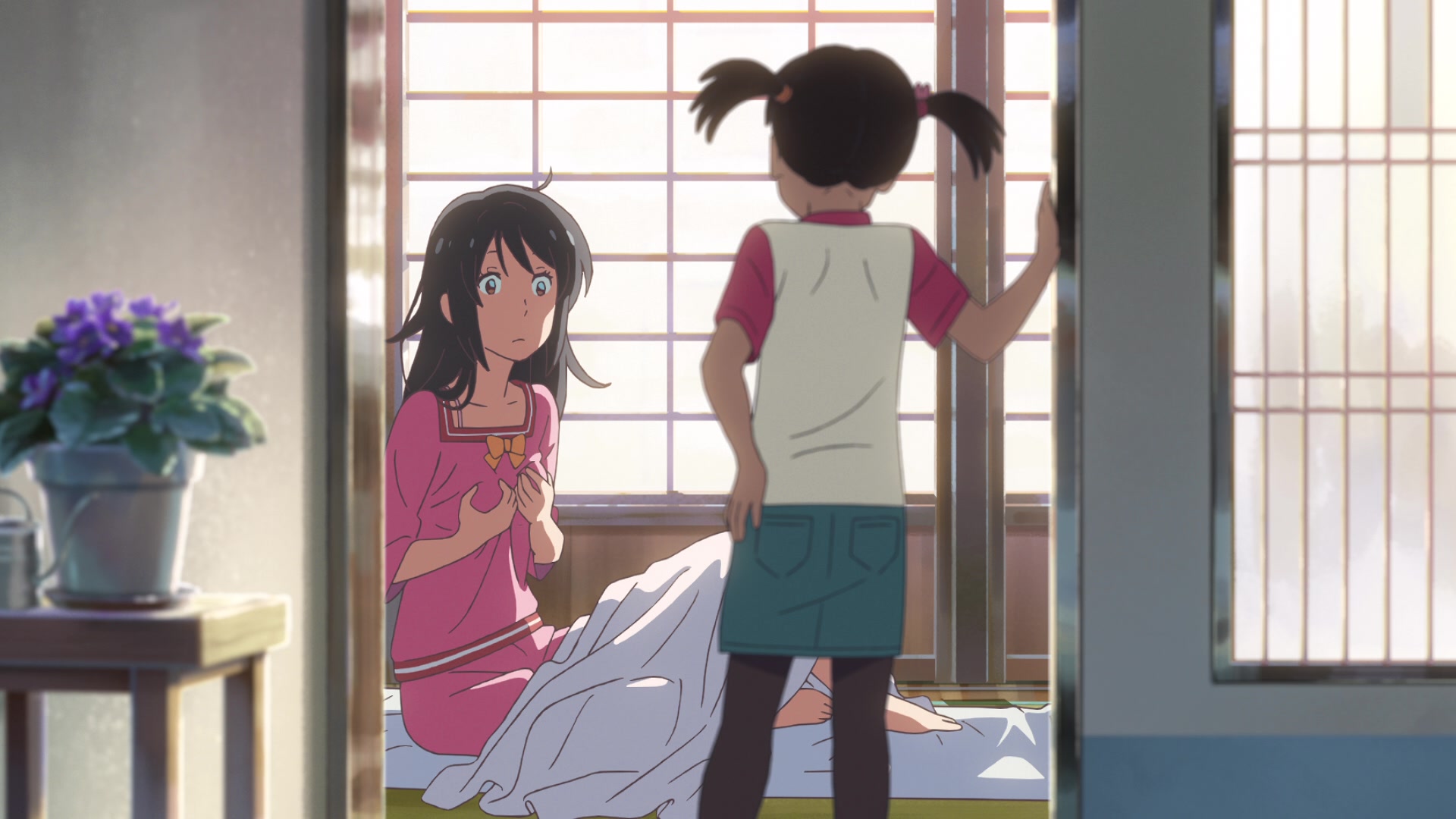 Yotsuha (Kanon Tani) attrape sa sœur - dont le corps, à son insu, est actuellement habité par Taki (Ryunosuke Kamiki - jouant avec sa poitrine pour la deuxième fois dans Your Name (2016), Toho via Blu-ray