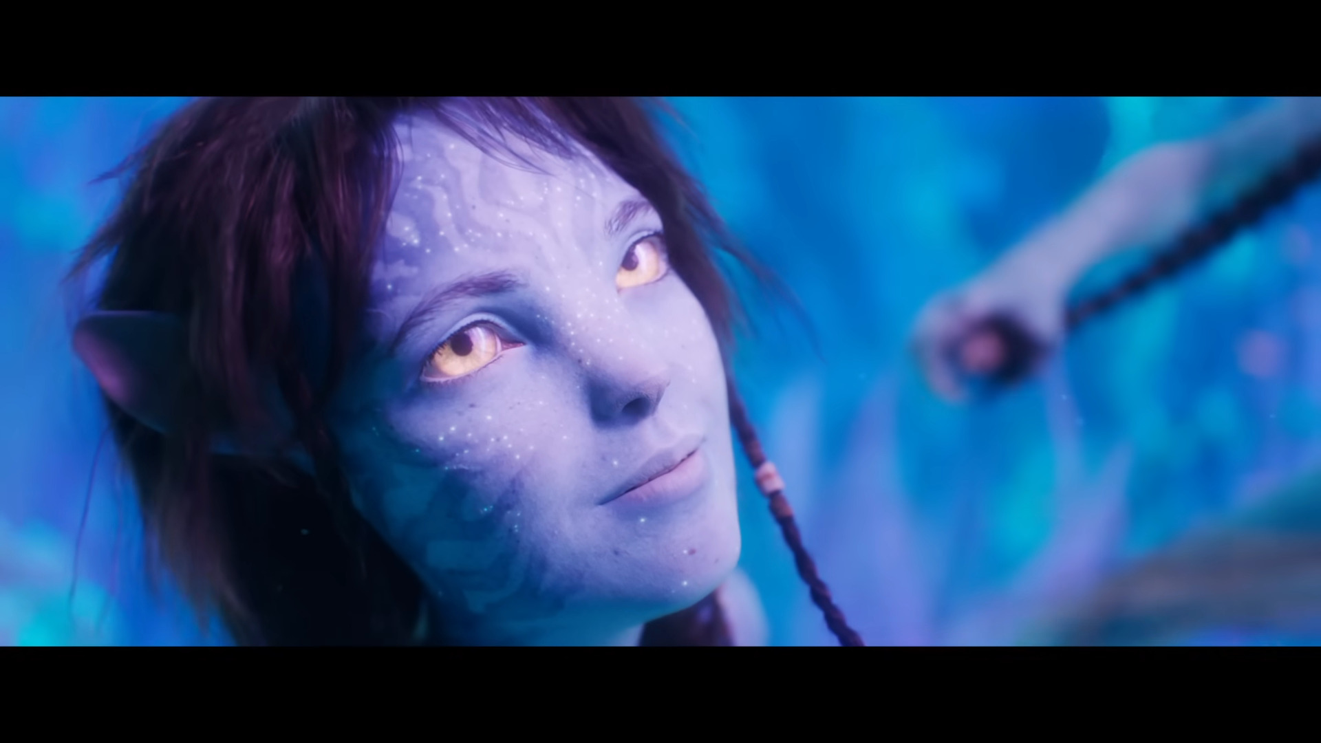 Kiri (Sigourney Weaver) uses her queue to perform tsaheylu with a Pandoran sea creature in Avatar: The Way of Water (2022), Disney via YouTube