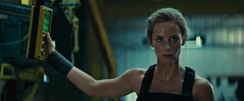 Sgt. Rita Vrataski (Emily Blunt) attempts to train Maj. William Cage (Tom Cruise) on his time travel abilities in Edge of Tomorrow (2014), Warner Bros. Pictures