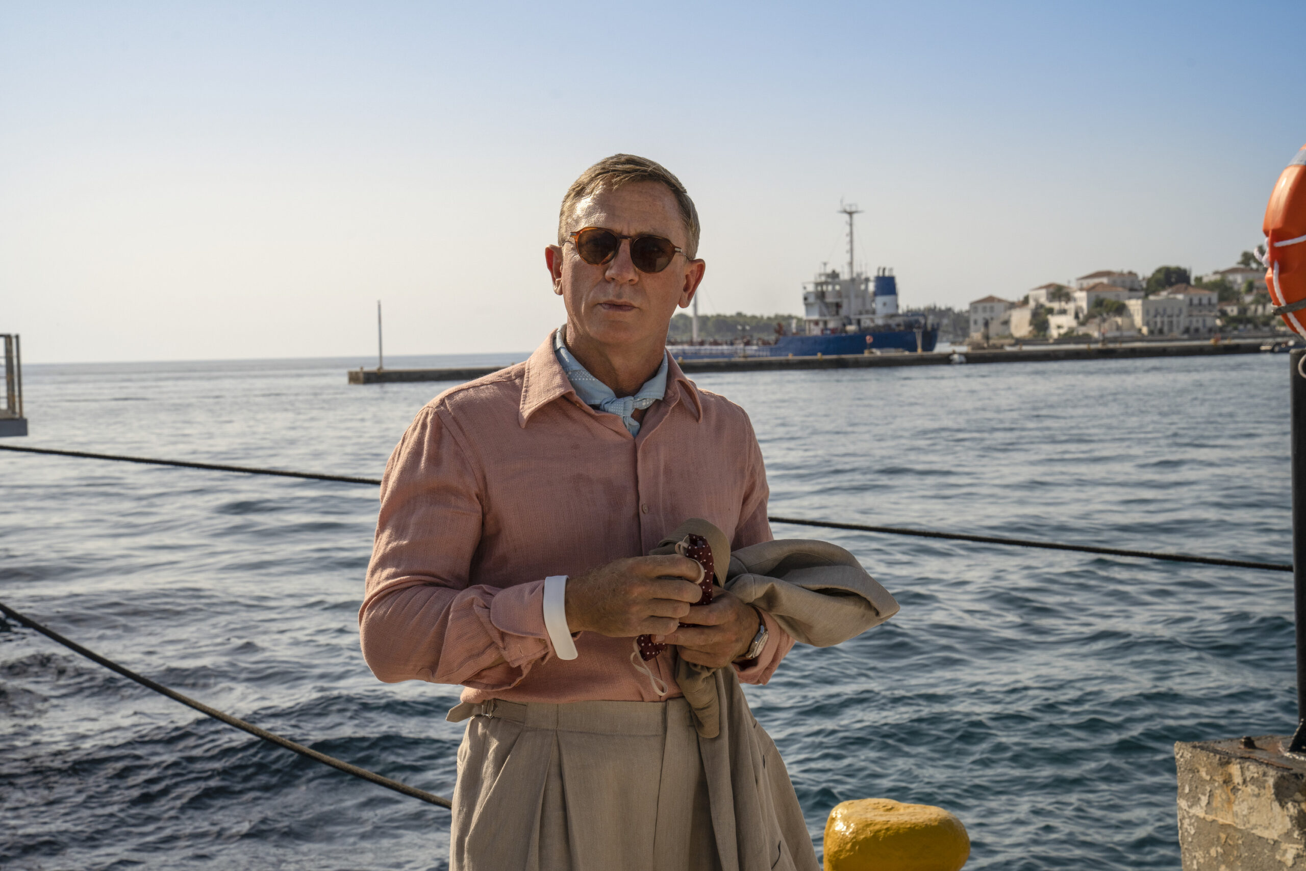 GLASS ONION: A KNIVES OUT MYSTERY (2022) Daniel Craig as Detective Benoit Blanc. Cr: John Wilson / Netflix © 2022
