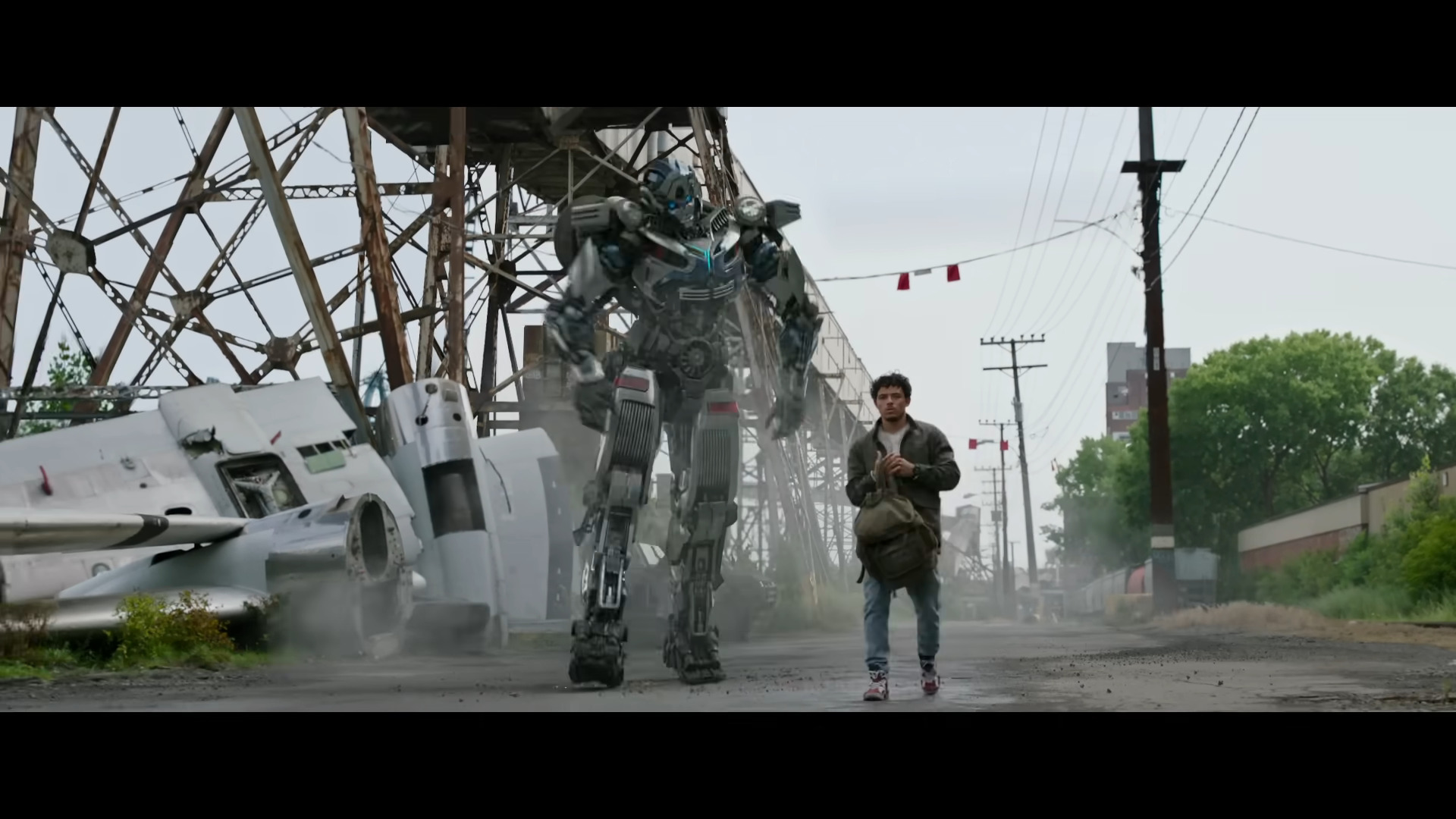 Noah (Anthony Ramos) and Mirage (Pete Davidson) prepare for what comes next in Transformers: Rise of the Beasts (2023), Paramount Pictures via YouTube