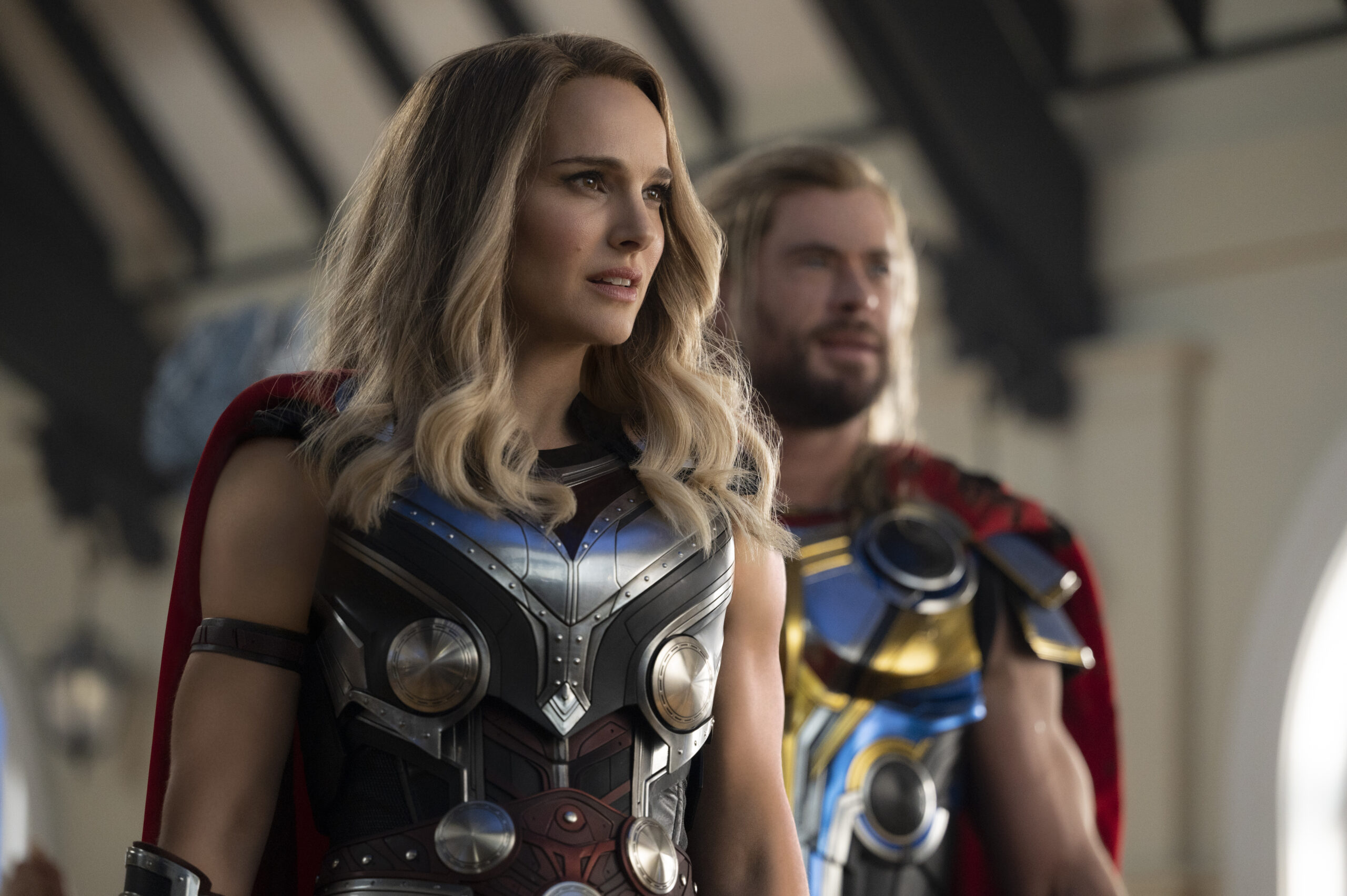 (LR): Natalie Portman como Mighty Thor e Chris Hemsworth como Thor em THOR: LOVE AND THUNDER da Marvel Studios. Foto de Jasin Boland. ©Marvel Studios 2022. Todos os direitos reservados.