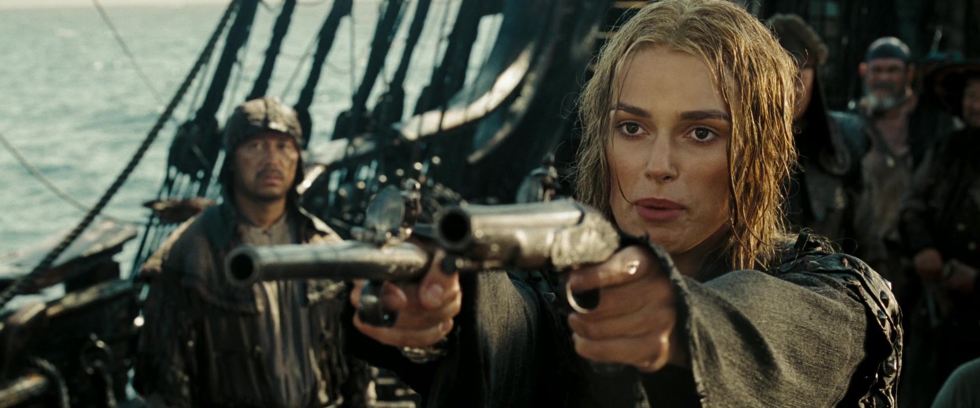 Elizabeth Swann (Keira Knightley) baseia-se no Capitão Jack Sparrow (Johnny Depp) em Piratas do Caribe: O Baú da Morte (2006) via Blu-ray