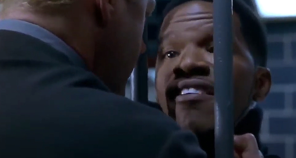 Alvin (Jamie Foxx) in a prison cell in 'Bait' (2000), Warner Bros. Pictures
