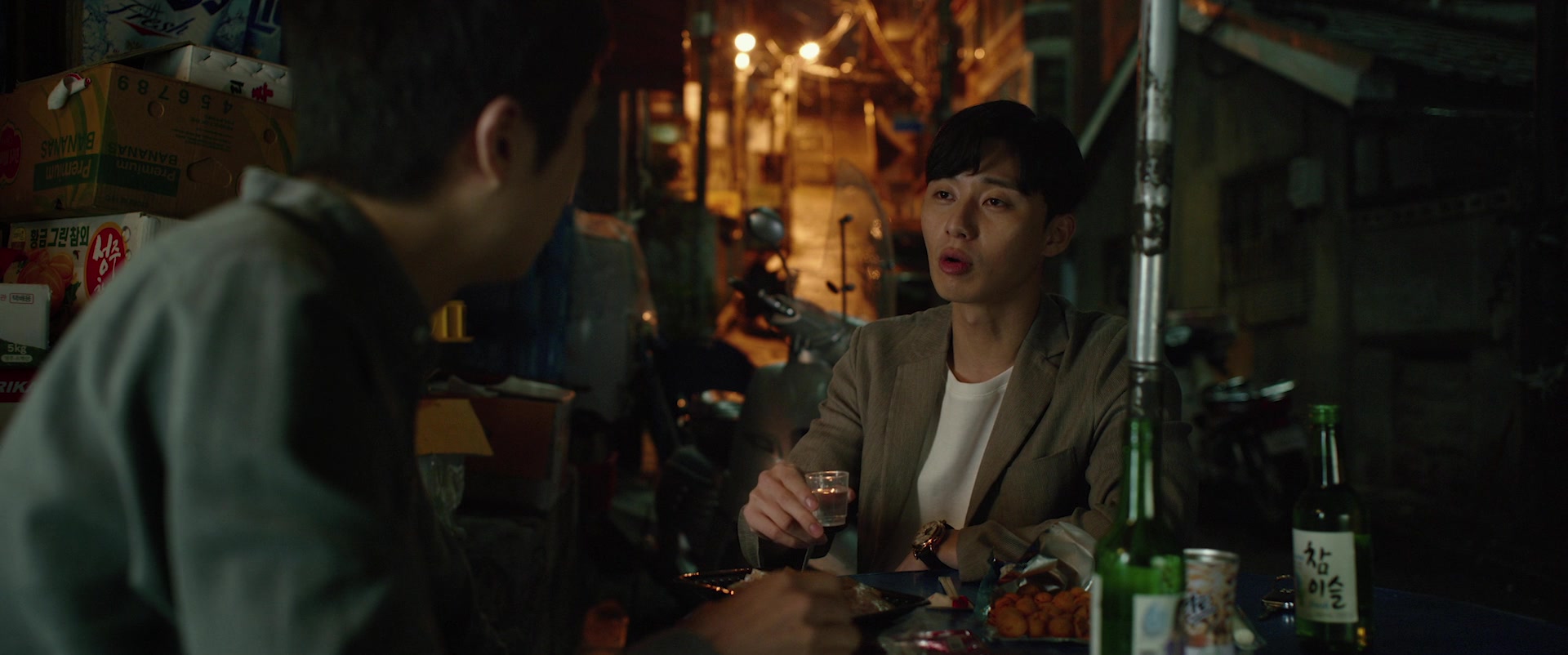 Min-Hyuk (Park Seo-joon) convinces Ki-Woo (Choi Woo-shik) into taking over his tutoring job in Parasite (2019), Barunson E&A via Blu-ray