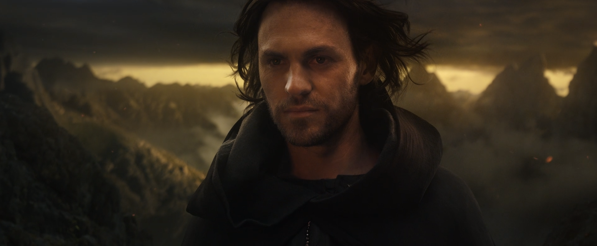Charlie Vickers como Sauron entrando em Mordor em O Senhor dos Anéis: Os Anéis de Poder