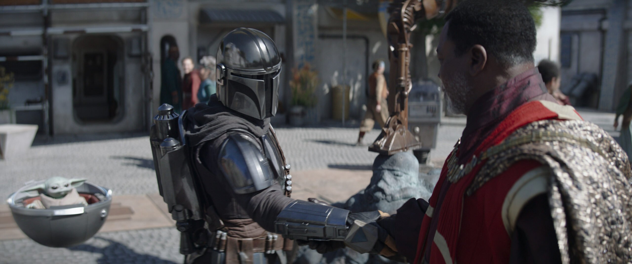 (L-R): Grogu, Din Djarin (Pedro Pascal) and Greef Karga (Carl Weathers) in Lucasfilm's THE MANDALORIAN, season three, exclusively on Disney+. ©2023 Lucasfilm Ltd. & TM. All Rights Reserved.