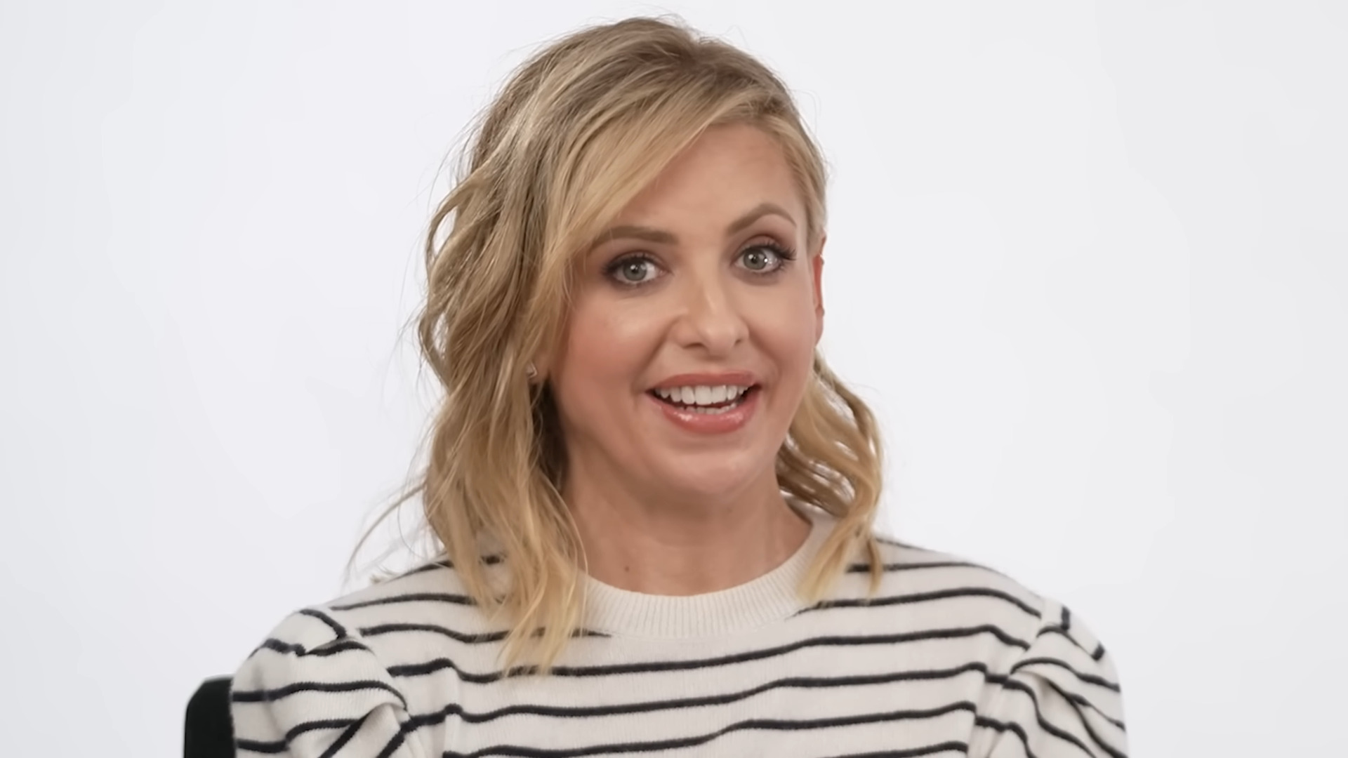 Sarah Michelle Gellar responds to fan tweets during an interview with IGV Presents
