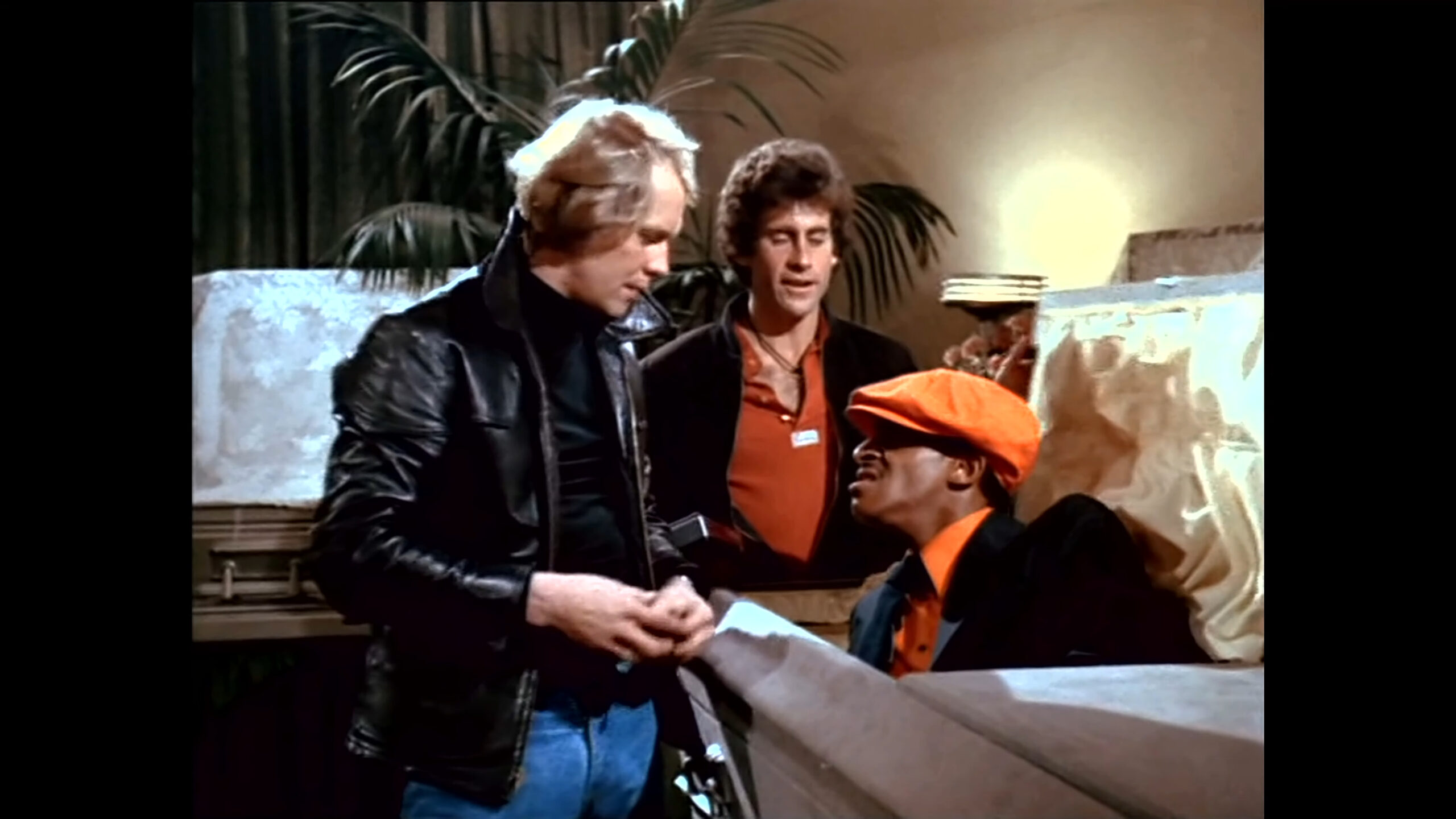 Starsky (David Soul) e Hutch (Paul Michael Glaser) encerram o caso de Huggy Bear (Antonio Fargas) nos créditos de abertura de Starsky & Hutch (1975), ABC
