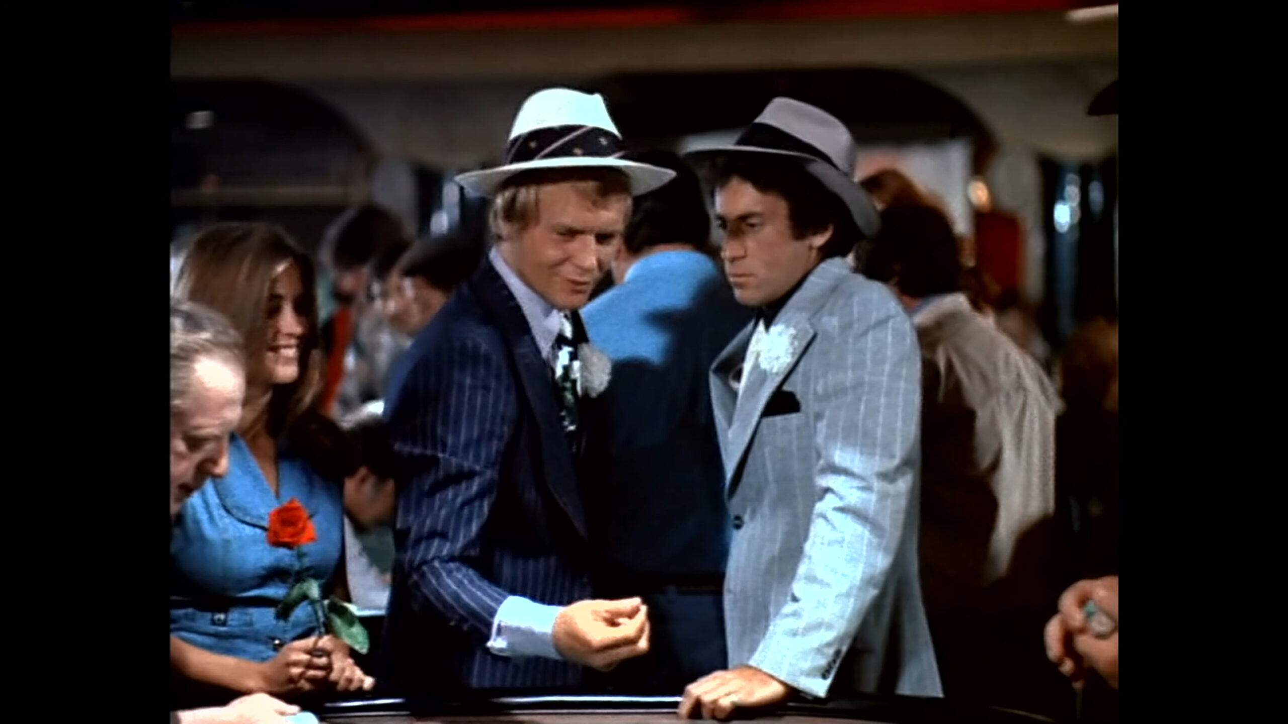 Starsky (David Soul) e Hutch (Paul Michael Glaser) se disfarçam com estilo nos créditos de abertura de Starsky & Hutch (1975), ABC