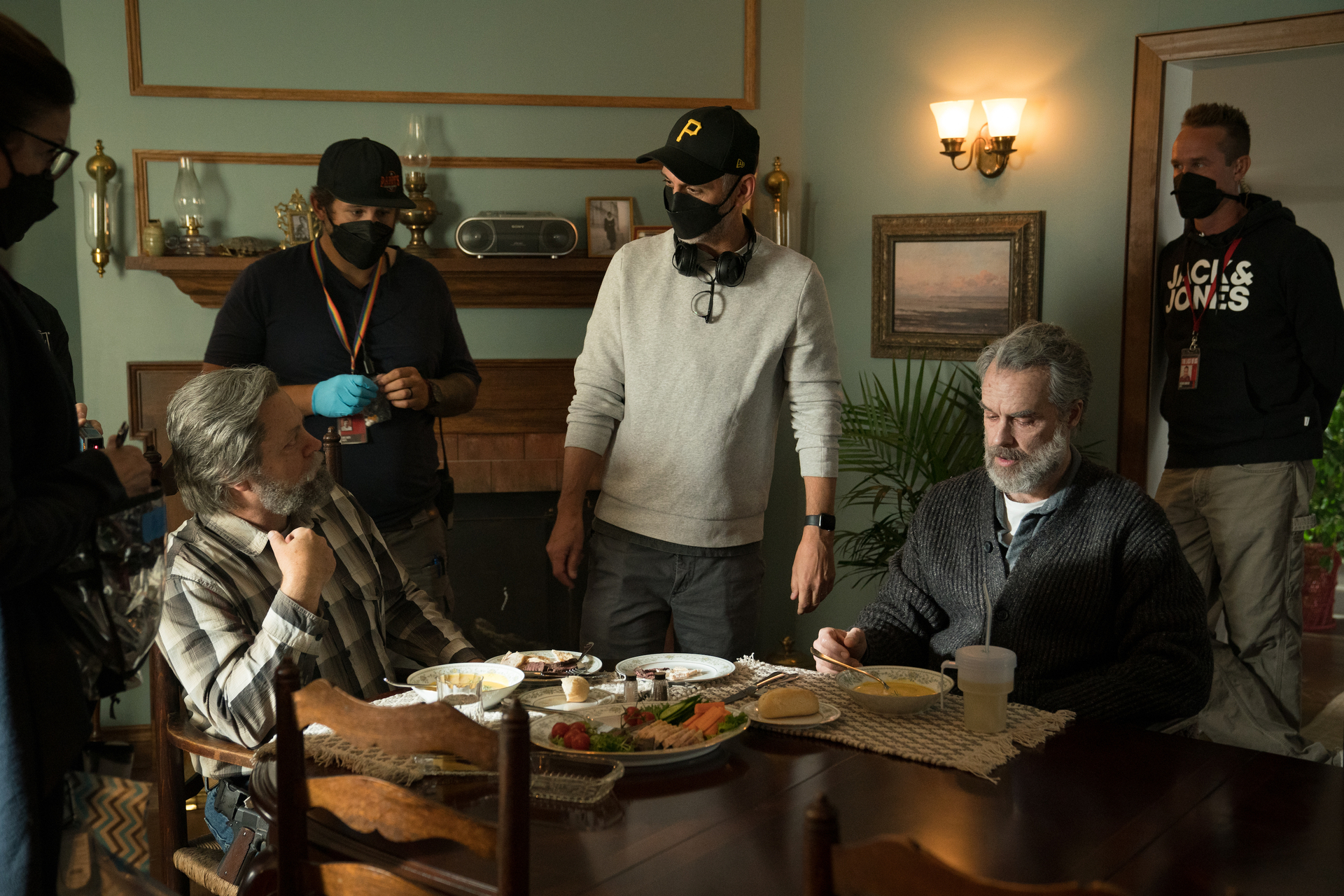 Nick Offerman como Bill, Diretor Peter Hoar e Murray Bartlett como Frank em The Last of Us (2023), HBO. Fotografia de Liane Hentscher/HBO