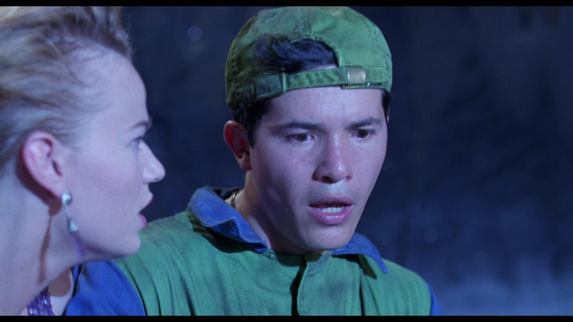 Luigi (John Leguizamo) e a Princesa Daisy (Samantha Mathis) estão ficando sem tempo em Super Mario Bros. (1993), Walt Disney Studios via Blu-ray