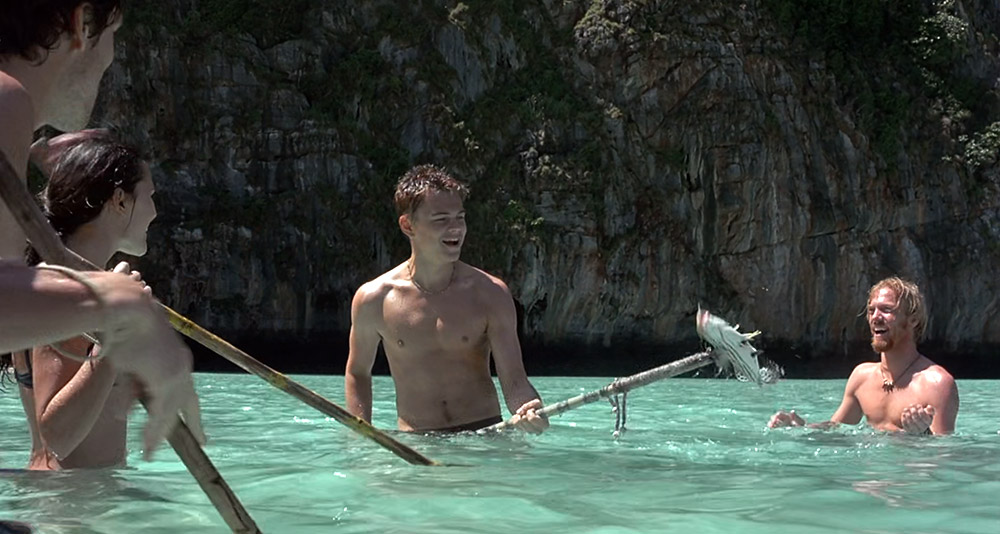 Richard catches a fish in Danny Boyle's 'The Beach' (2000), 20th Century Fox