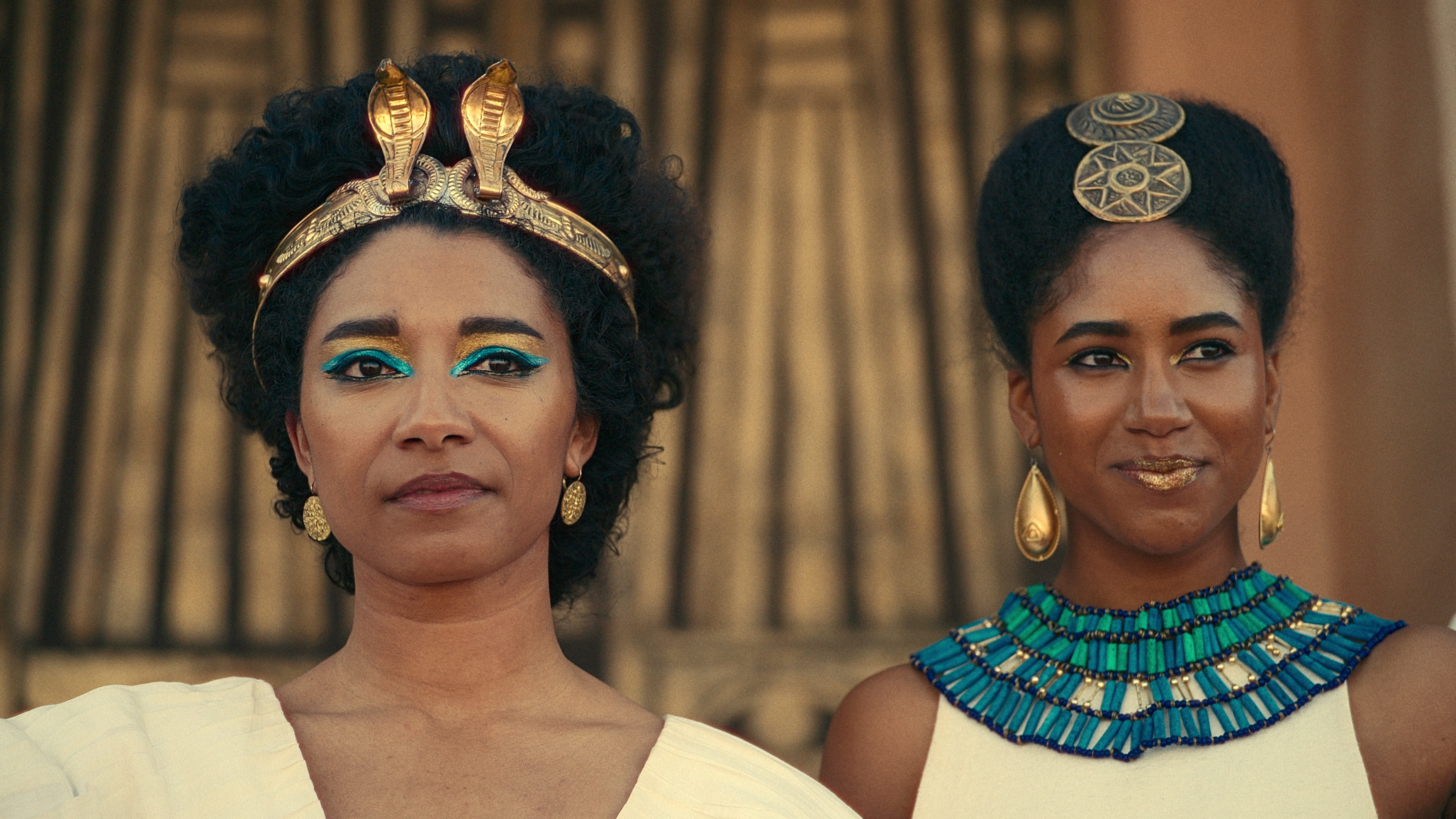 Cleópatra (Adele James) governa o Reino Ptolemaico em Rainha Cleópatra (2023), Netflix