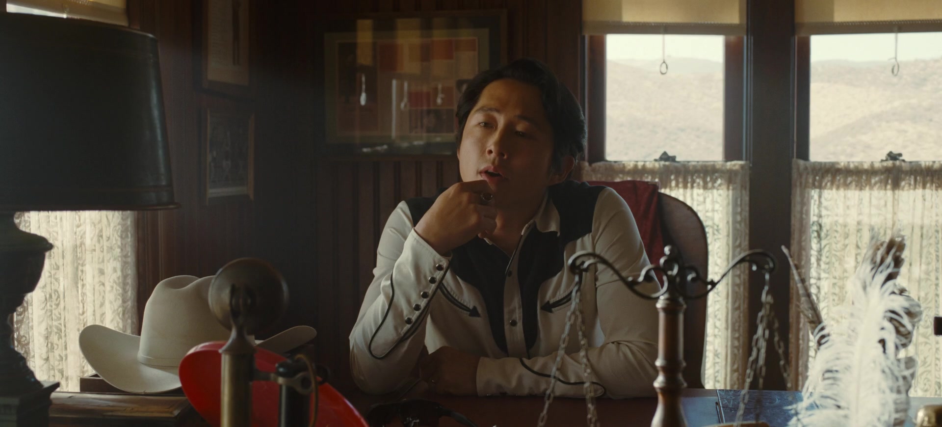 Ricky “Jupe” Park (Steven Yeun) se encontra com Otis “OJ” Haywood Jr. (Daniel Kaluuya) em Nope (2022), Universal Pictures