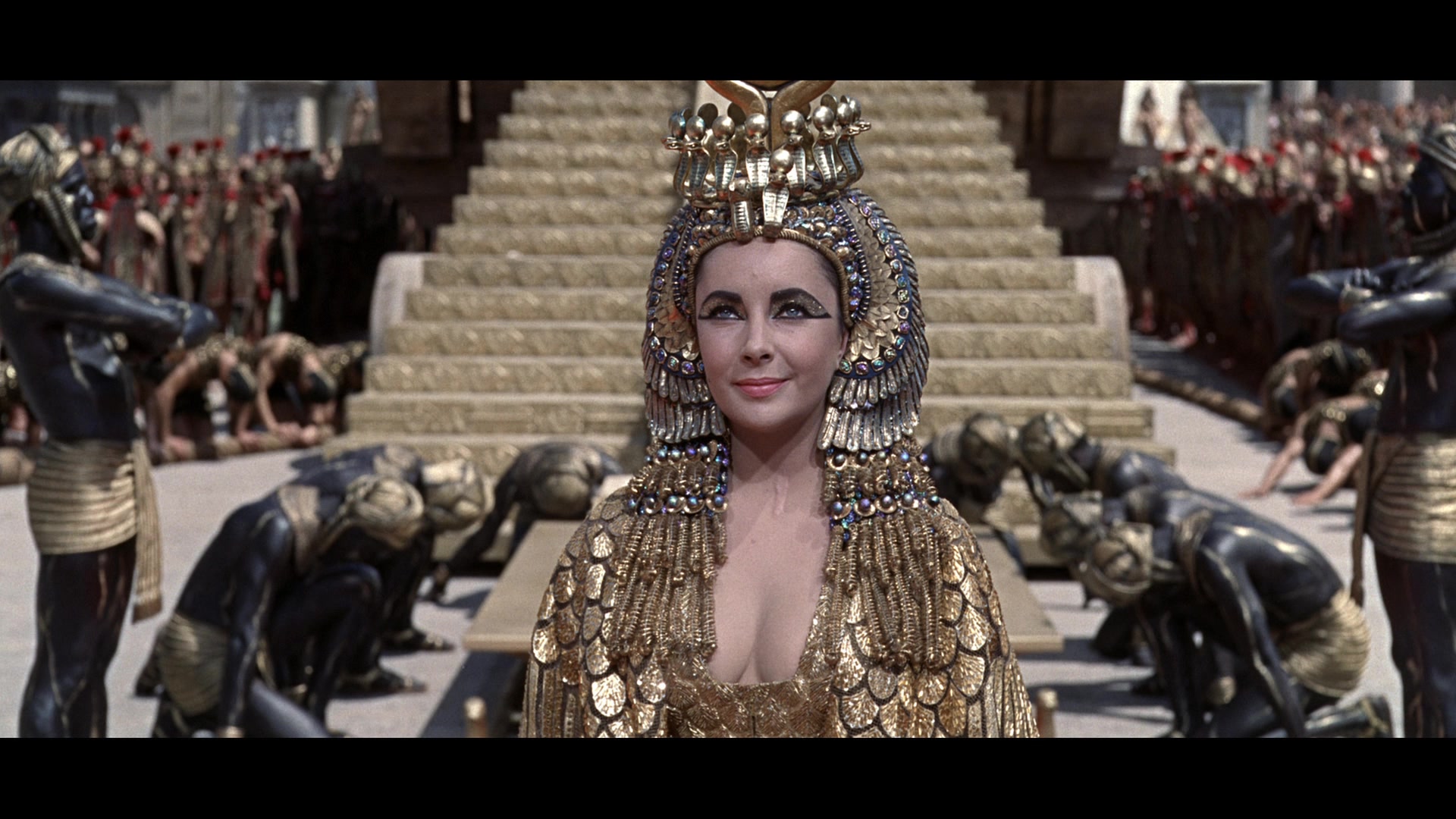 Cleópatra (Elizabeth Taylor) assume o trono em Cleópatra (1963), 20th Century Fox