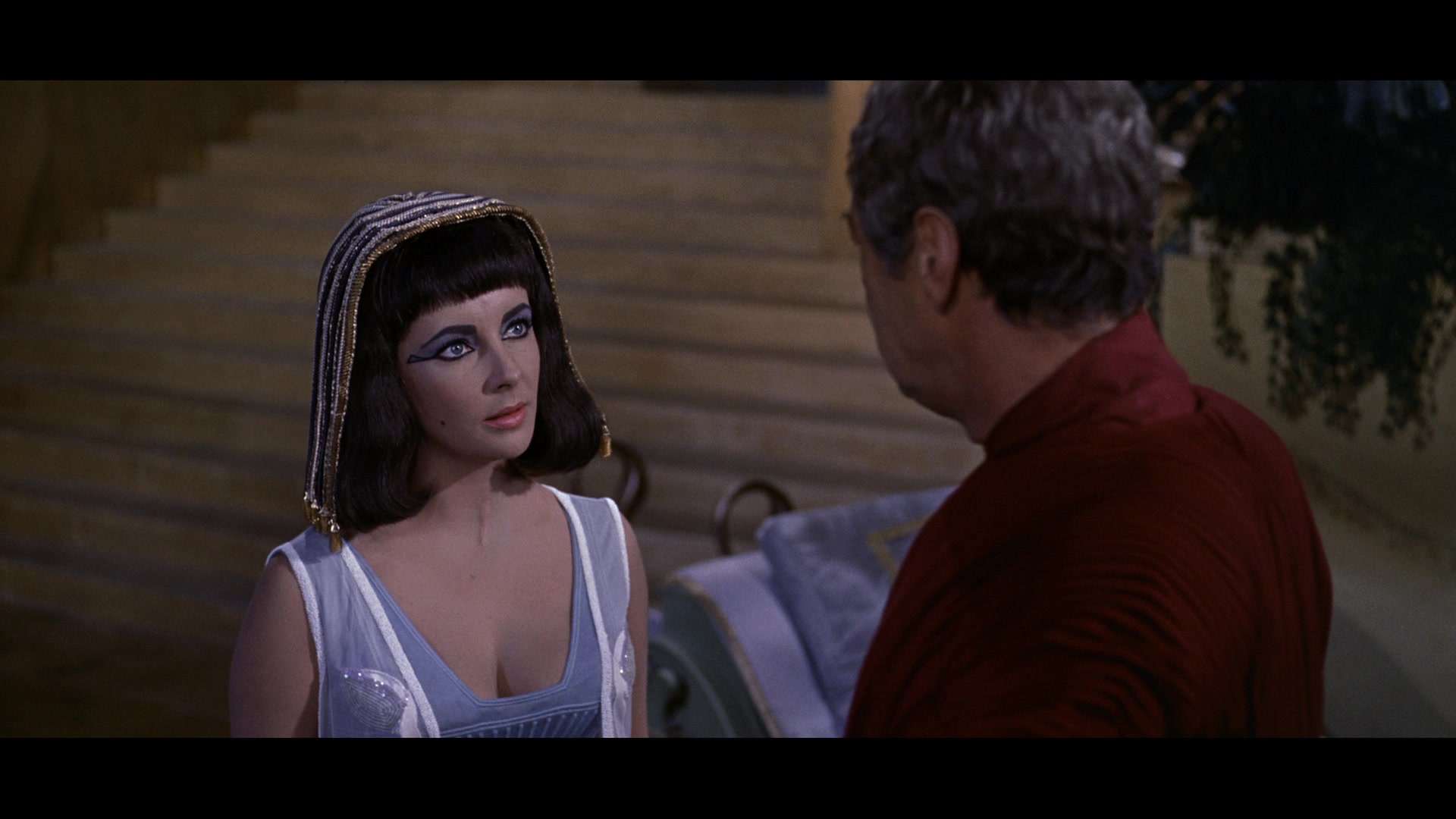 Cleópatra (Elizabeth Taylor) fala com Júlio César (Rex Harrison) em Cleópatra (1963), 20th Century Studios