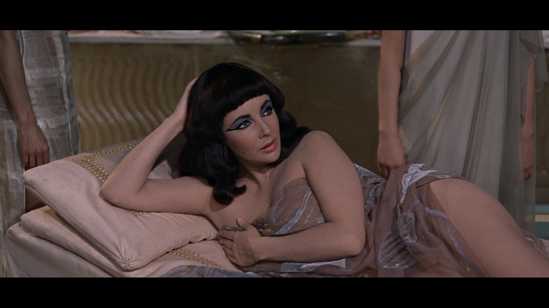 Cleópatra (Elizabeth Taylor) acorda de um cochilo em Cleópatra (1963), 20th Century Studios