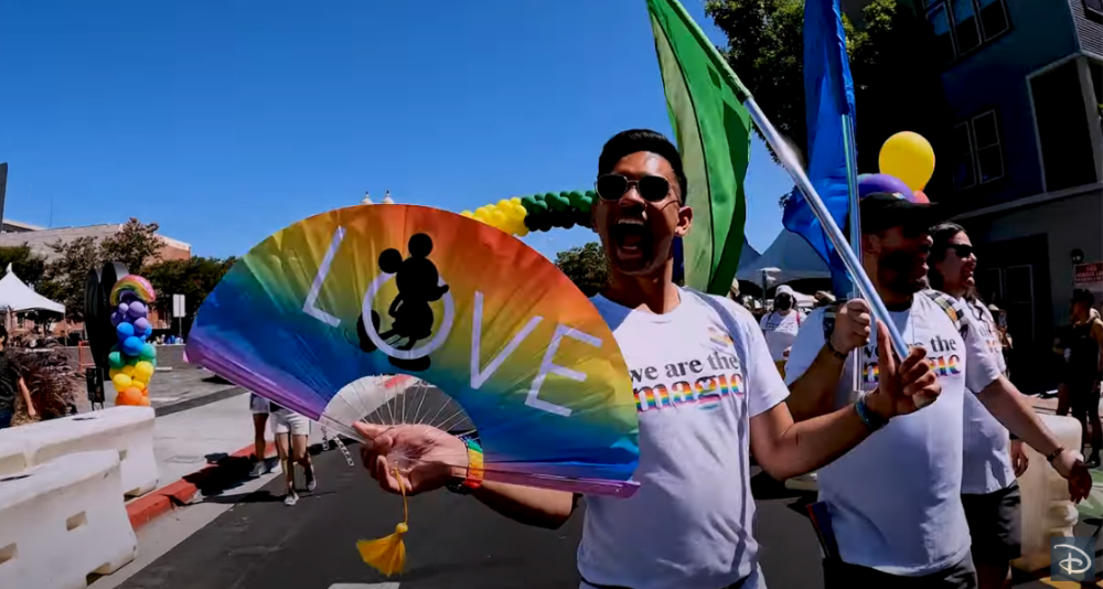 Funcionários da Disney participam da OC Pride Parade via Disney Parks YouTube