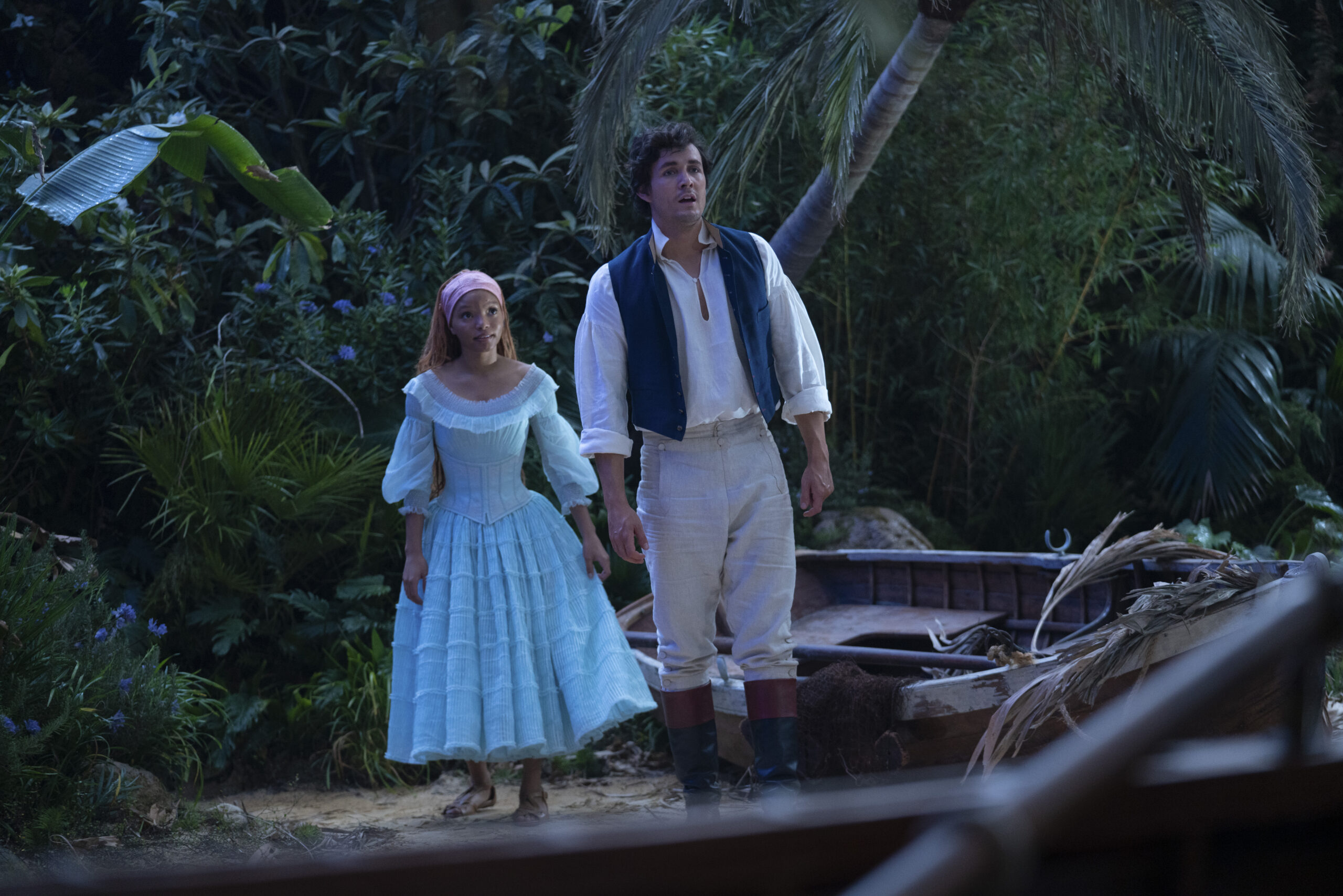 (De izquierda a derecha): Halle Bailey como Ariel y Jonah Hour-King como el Príncipe Eric en la película de acción real de Disney La Sirenita.  Foto de Giles Gaid.  © 2023 Disney Enterprises, Inc.  Reservados todos los derechos.