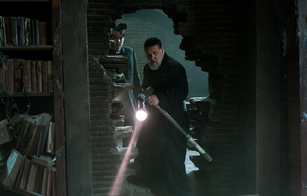 Padre Esquibel (Daniel Zovatto) e Padre Gabriele Amorth (Russell Crowe) em Screen Gems O EXORCISTA DO POPA.