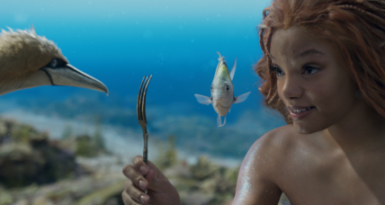 (L-R): Scuttle (voiced by Awkwafina), Flounder (voiced by Jacob Tremblay), and Halle Bailey as Ariel in Disney's live-action THE LITTLE MERMAID. Photo courtesy of Disney. © 2023 Disney Enterprises, Inc. All Rights Reserved.