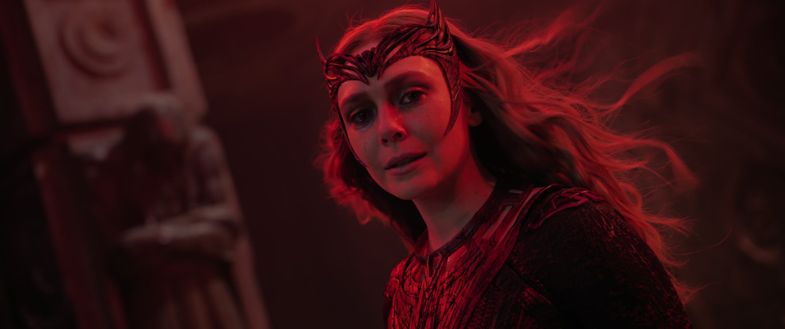 A Feiticeira Escarlate (Elizabeth Olsen) percebe a futilidade de suas atividades em Doutor Estranho no Multiverso da Loucura (2022), Marvel Entertainment