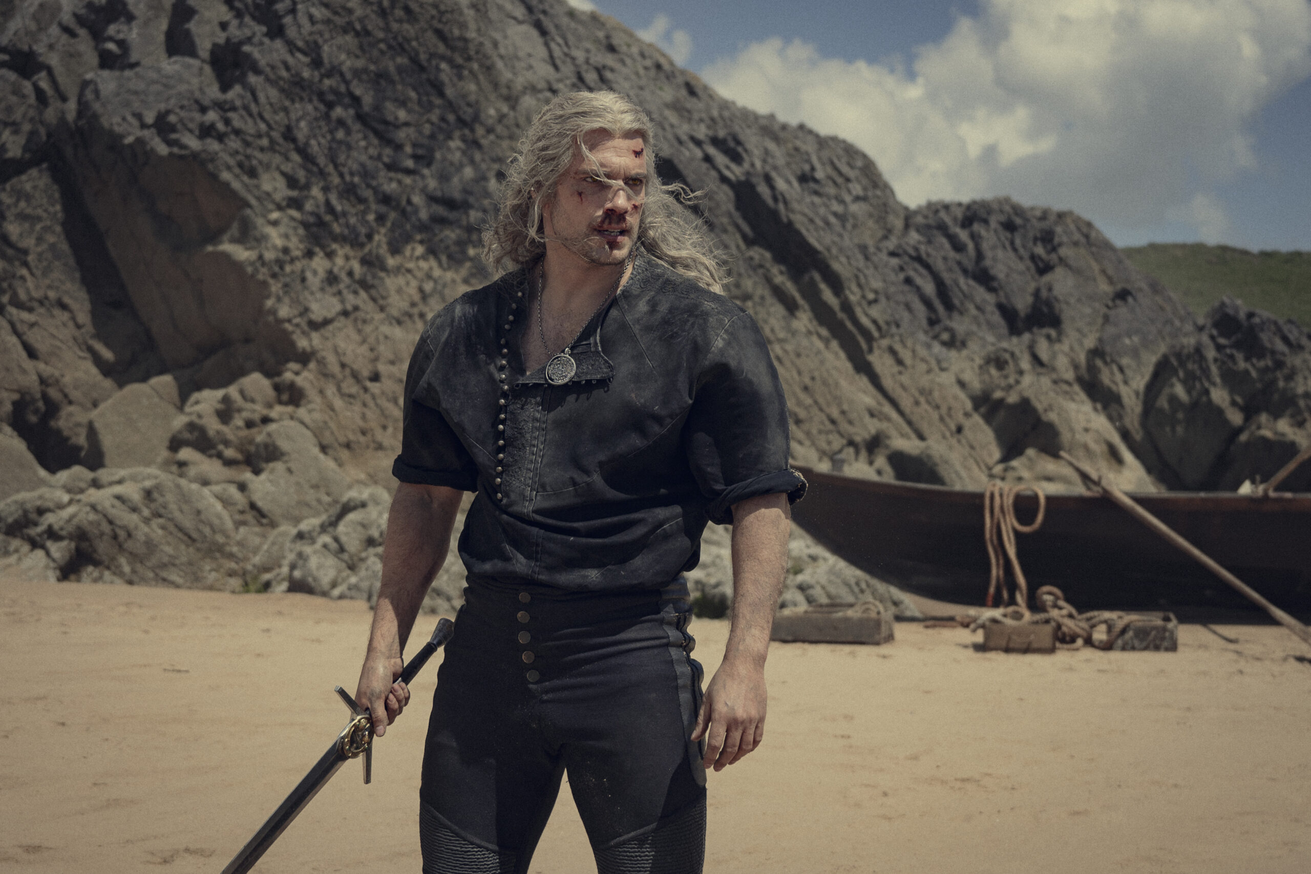 Geralt (Henry Cavill) ensanguentado defende Ciri (Frteya Allan) no episódio 6 da 3ª temporada de The Witcher, “Todo mundo tem um plano até levar um soco na cara” (2023), Netflix