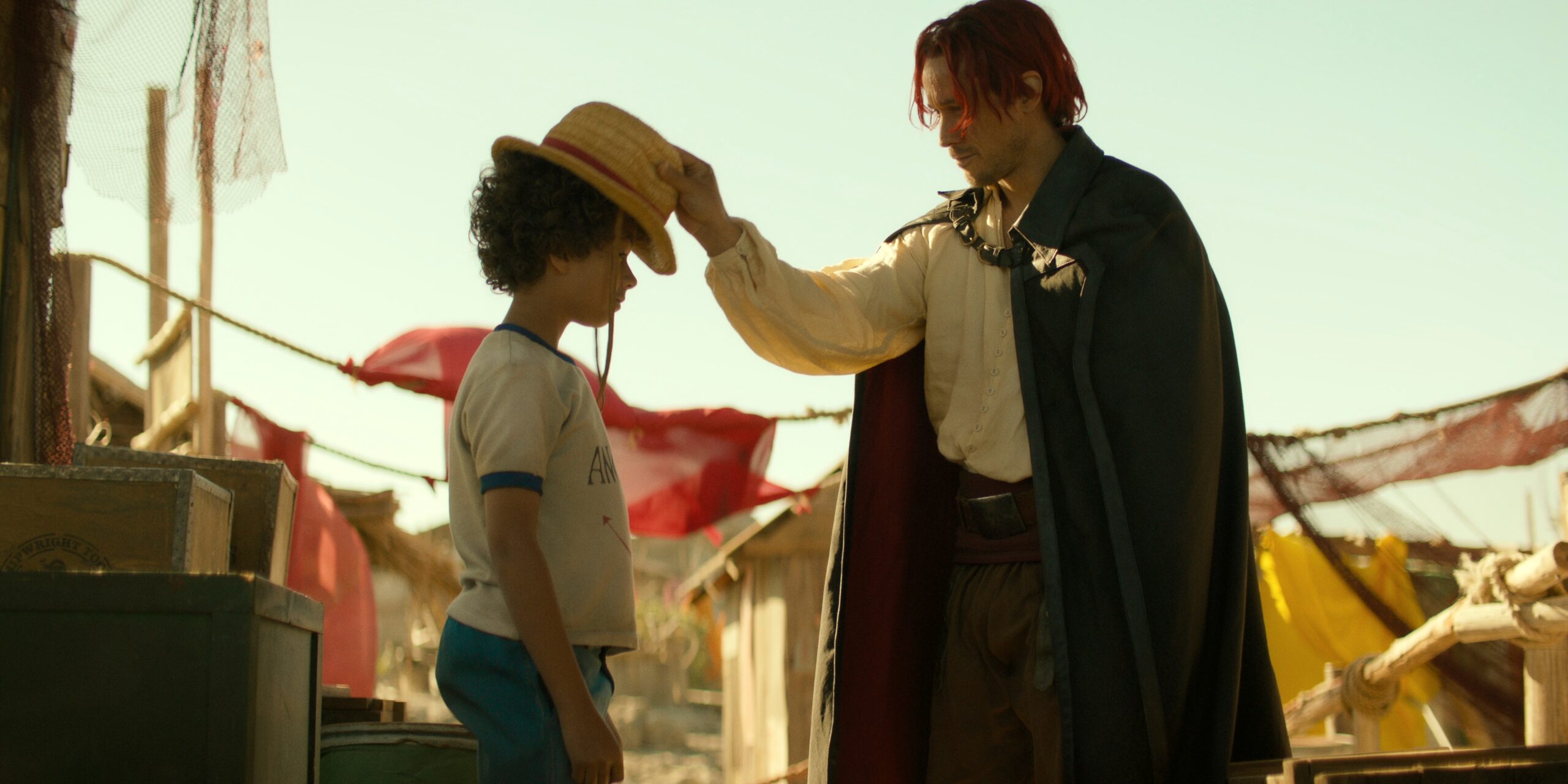 Uma pedaço. (da esquerda para a direita) Colton Osorio como Young Luffy, Peter Gadiot como Shanks na 1ª temporada de One Piece. Cr. Cortesia da Netflix © 2023