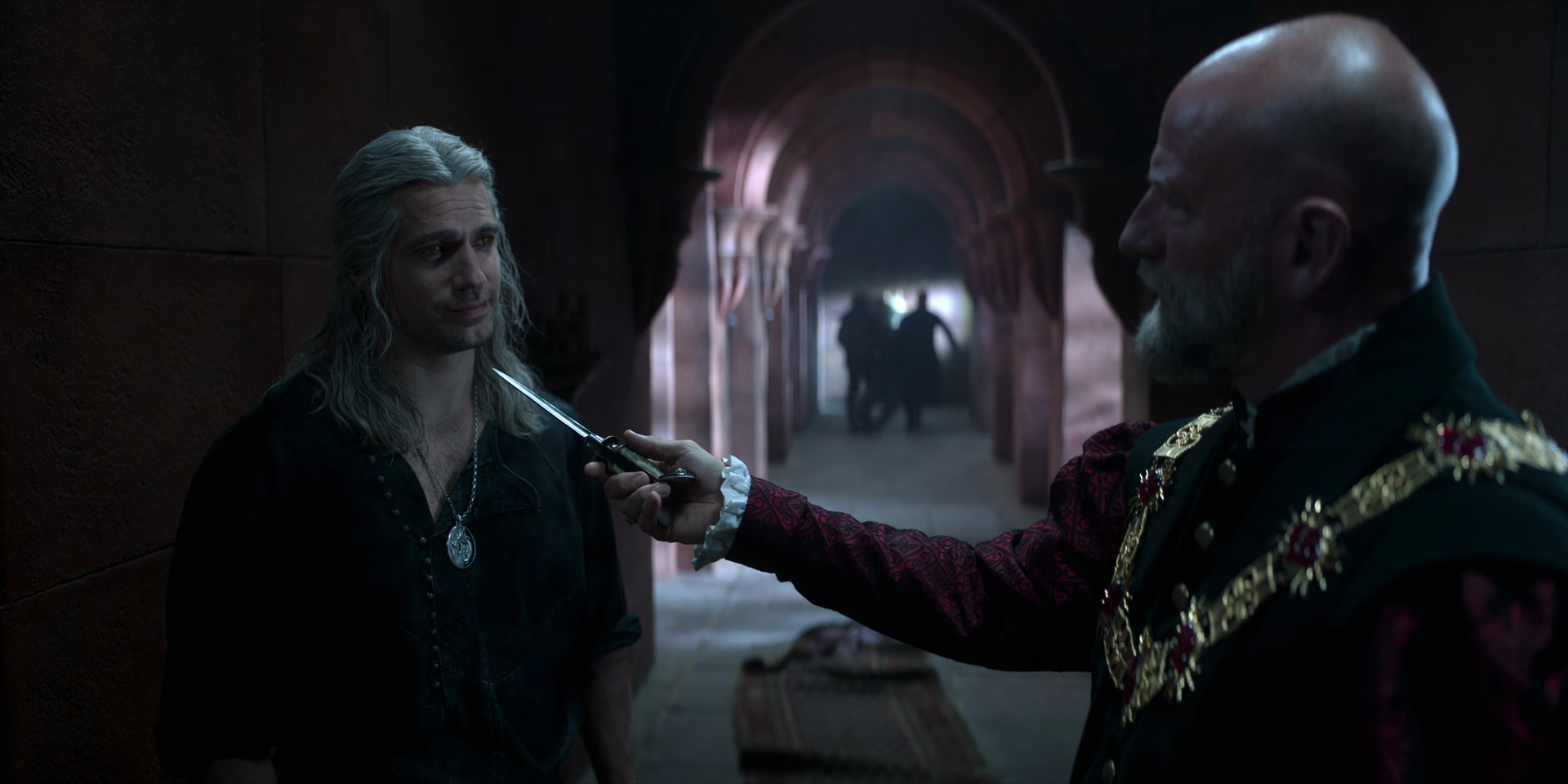 Djikstra (Graham McTavish) leva uma faca à garganta de Geralt (Henry Cavill) em The Witcher Temporada 3 Episódio 6 “Todo mundo tem um plano até levar um soco na cara” (2023), Netflix