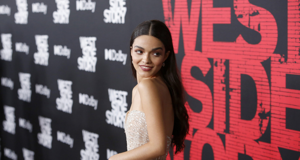 LOS ANGELES, CALIFÓRNIA – 07 DE DEZEMBRO: Rachel Zegler comparece à estreia de West Side Story em Los Angeles, realizada no El Capitan Theatre em Hollywood, Califórnia, em 07 de dezembro de 2021. (Foto de Jesse Grant/Getty Images para 20th Century Studios)