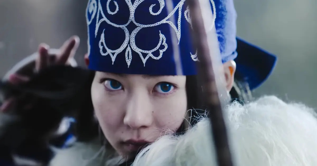 Asirpa (Anna Yamada) disparando sua flecha no trailer de Golden Kamuy Live Action (2024),Credeus.