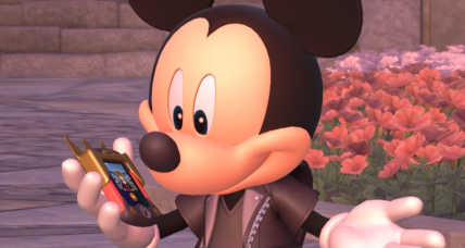 King Mickey (Chris Diamantopoulos) and Riku (David Gallagher) explain the concept of Replicas to Sora (Haley Joel Osment) in Kingdom Hearts 3 (2019), Square Enix