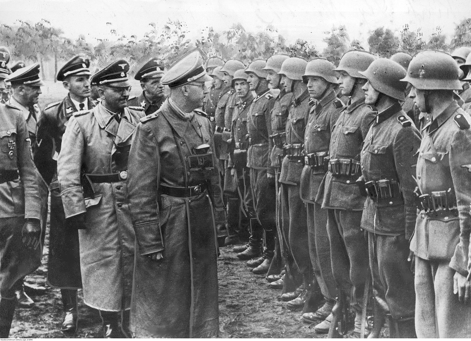 Polski: Reichsfuhrer Heinrich Himmler (na pierwszym planie) com towarzystwie niemieckich oficerów przed oddziałem 14. Dywizji Grenadierów Waffen SS “Galizien”. Wśród funkcjonariuszy widoczny Otto von Wachter.